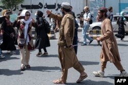 Luptătorii talibani au bătut femei și au tras în aer pentru a dispersa un rar protest în capitala afgană, înaintea primei aniversări a revenirii la putere a islamiștilor, Kabul, 13 august 2022.