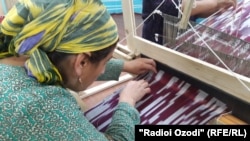 Атлас кездемесин токуу. Тажикстан