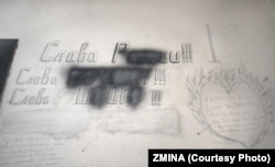 Сделанные российскими военными надписи в поддержку России в херсонском изоляторе временного содержания