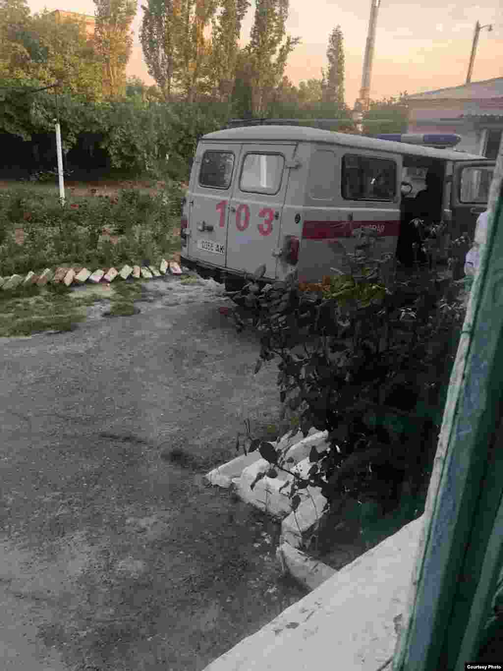 53 миңден ашык адамды тейлеген Кызыл-Кыя аймактык ооруканасынын жалгыз "Тез жардам" автоунаасы.