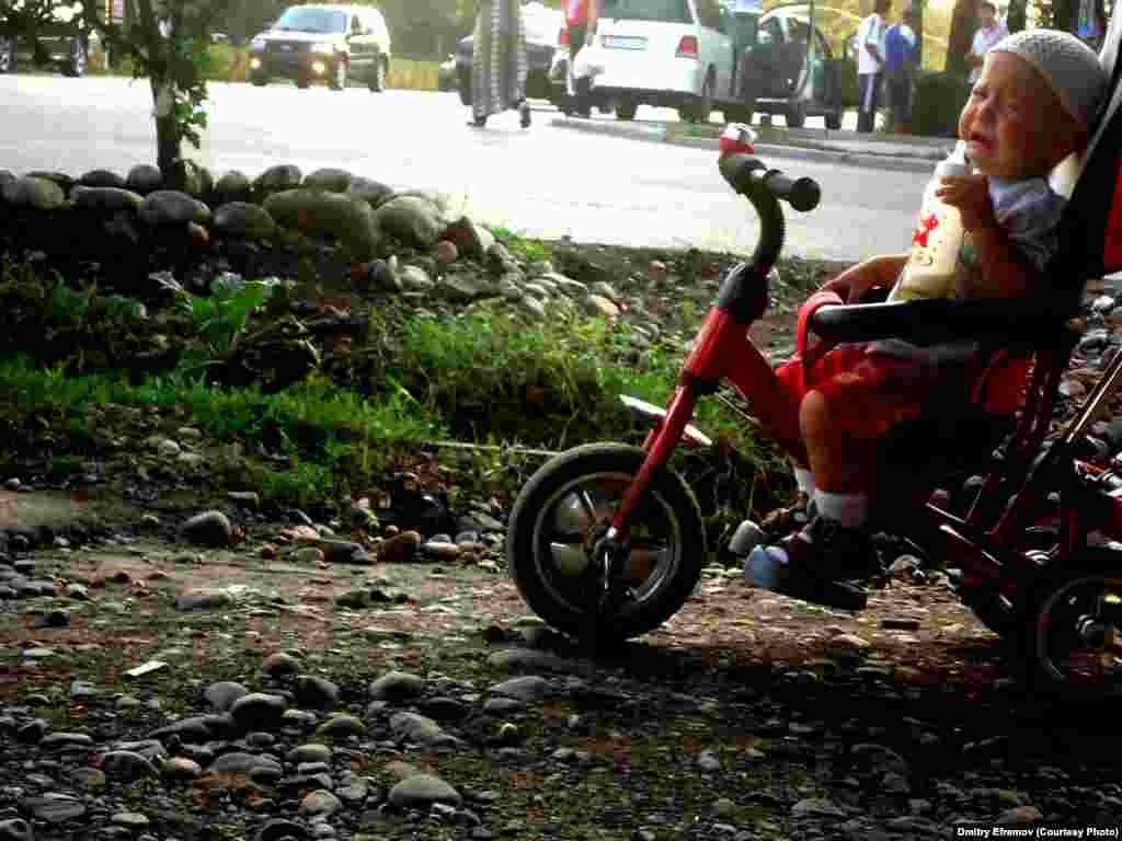 А еще страдают молодые&nbsp; мамы с детьми в колясках. Мало кому доставляет удовольствие езда по кочкам и камням.