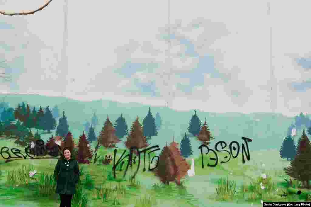 Алима приехала в Москву к мужу. Она закончила филологический факультет в Хороге, но в России работает кассиром в KFC. "Я приехала только потому, что муж здесь, я очень скучала по нему, и я очень хочу ребенка. Как только у нас получится ребенок, я уеду домой"