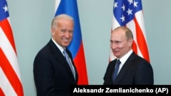 Joe Biden, stânga, pe atunci vicepreședinte, și Vladimir Putin, pe atunci prim-ministru, la Moscova, 10 martie 2011