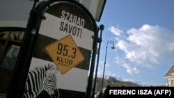 Знак на единствената опозициска радиостаница во Унгарија со национална мрежа, Клубрадио: „Бесплатни ленти! Јавен сообраќај, јавен живот“