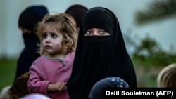 Женщины и дети в лагере беженцев «Аль-Хол» в Сирии. Архивное фото