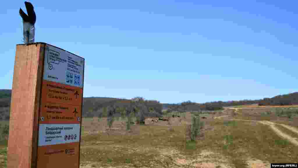 Uçnsuvğa topraq yolunen, tarlalardan bir kilometrge qadar ketmek kerek. Coyulmamağa Büyük Aqyar soqağınıñ köstergiçleri yardım ete