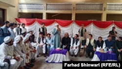 علي امین ګنډه پور په باړه کې د وژلو شویو کسانو له کورنیو سره ولیدل - د سېبټېمبر ۲۴مې انځور 