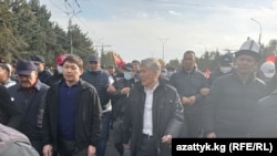 Слева направо: бывший премьер-министр Сапар Исаков, бывший президент Алмазбек Атамбаев и экс-глава правительства Омурбек Бабанов. 