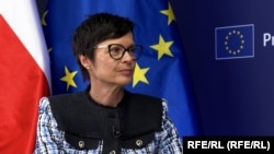 ევროკომისარი გაფართოების საკითხებში: „მე საქართველოს თავისუფალი და პლურალისტური საზოგადოებისთვის მებრძოლთა გვერდით ვდგავარ“.