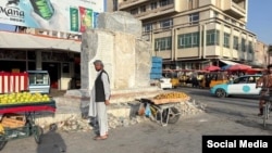 Частично разрушенный памятник Алишеру Навои в Мазари-Шарифе