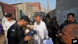 د پاکستان د پولیسو مامورین د افغان کډوالو اسناد چیک کوي - د ارشیف انځور 