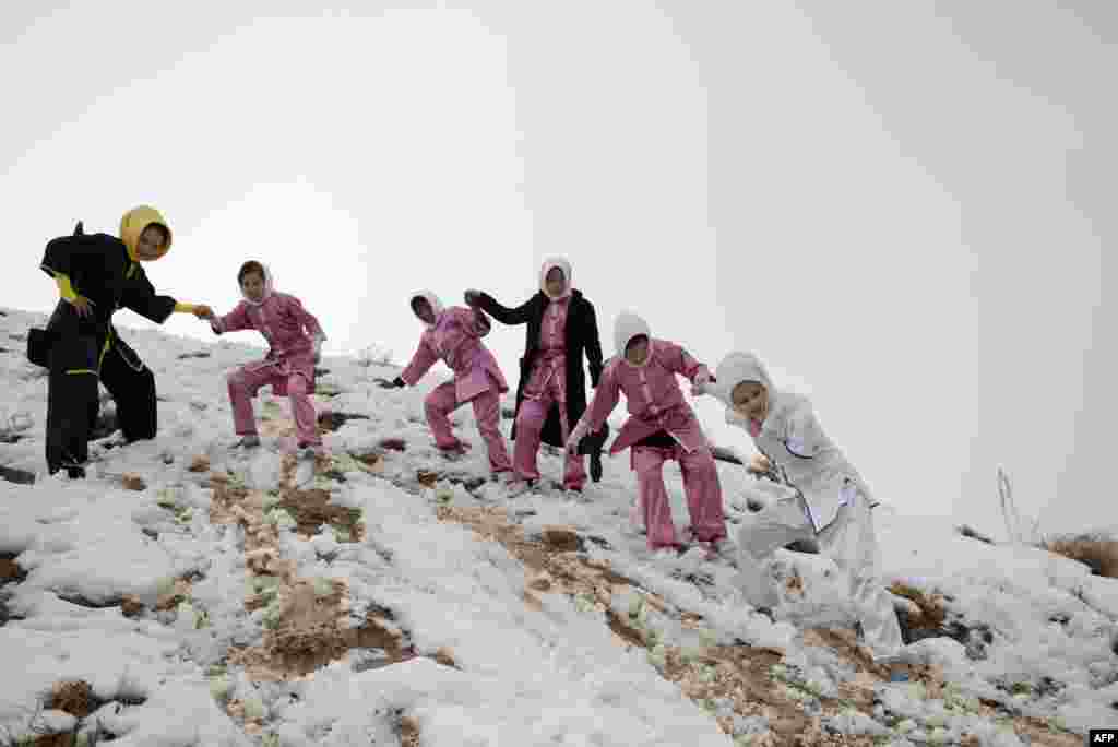 Ene-atalar bolsa öz gyzlaryndan hoşal. Aziminiň kakasy Rahmatulla hem käwagt sport klubynda sapaklar berýär. Ol: "Men öz gyzyma diýseň buýsanýaryn we mundan beýläk hem men ony goldamaga dowam ederin" diýýär. 