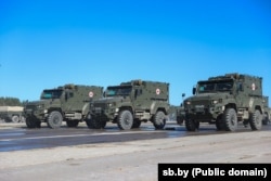 Фото с репетиции парада перед 9 мая на аэродроме Липки под Минском. Видны автомобили "Линза" с замазанными номерами. Фото: SB.BY - Беларусь сегодня, 3 апреля 2025 года