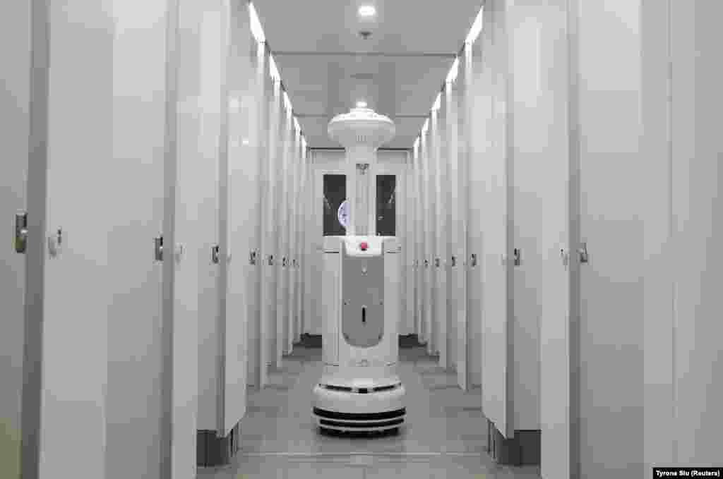 Интелегентен робот за стерилизација со УВ-светло дезинфицира во тоалет на меѓународниот аеродром Хонг Конг, Кина, на 7 мај. 