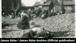 Изтощени от работа и глад украинци в началото на 30-те години.