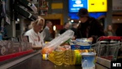 Áruk a pénztár futószalagján a SPAR Bécsi úti szupermarketében 2013. december 20-án (képünk illusztráció)