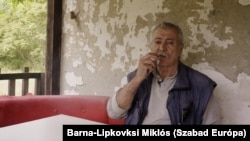 "Egyszer egy arany vállapos őrnagynő volt szolgálatban. Amikor meglátott, hogy éppen csúszok-mászok, akkor összecsapta a kezét és azt mondta: Hát ez mit keres itt?" – mondta Richter Gyula