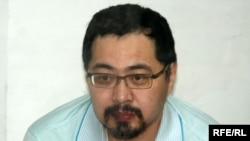 Ермек Нарымбаев, активист оппозиции, на скамье подсудимых. Алматы, 21 июня 2010 года.       