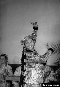 Тамара Ханум, снимана от Пенсон, е танцьорка от арменски произход, родена в Централна Азия. Тя става първата жена в Узбекистан, която танцува с непокрито лице.