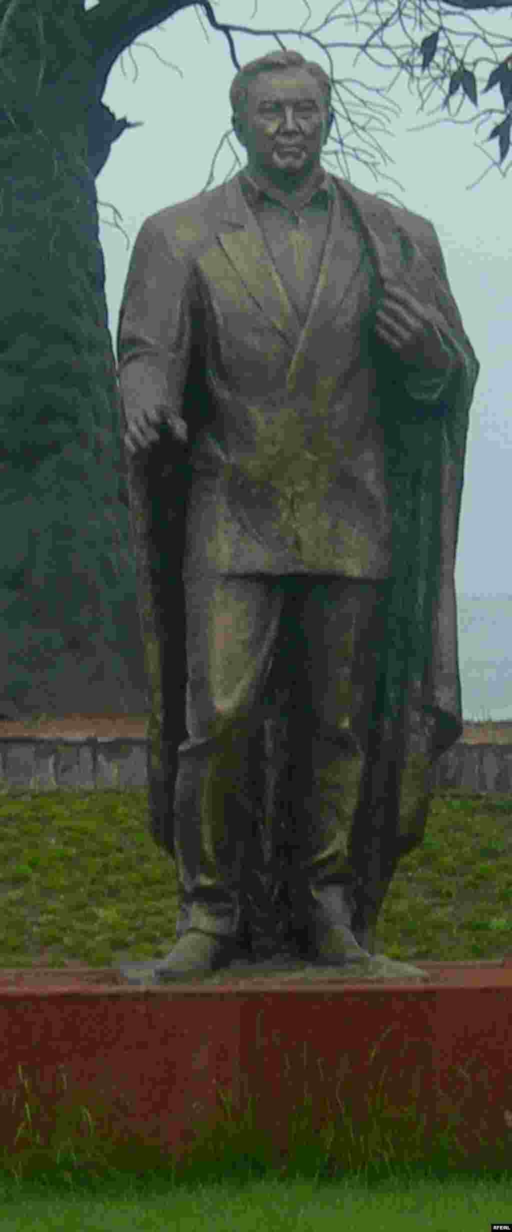 Ыстықкөлдегі "Шыңғыс Айтматов атындағы Рух-Орда" мәдени-этнографиялық кешені аумағында тұрған Назарбаев ескерткіші. Қырғызстан, Чолпон-Ата, 2007 жылдың маусымы.