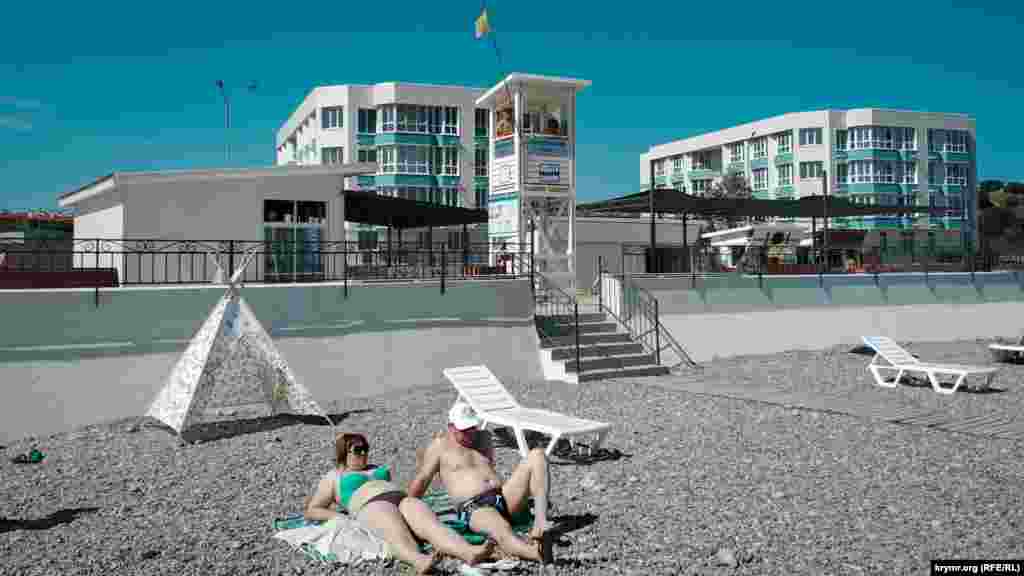 "Admiralskaya laguna" inşaatınıñ binaları tamam plâj yanında qurulğan