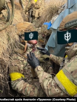 «Я бачу кров на рукавицях, на коліматорі, на «Калаші», тобто всюди кров. Потім все, я зрозумів, що мені потрапило в бороду», – Анатолій про перше поранення