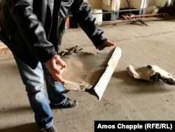 Член на аероклуба в Миловице показва части от съветски изтребител, който според него е бил унищожен с експлозиви при изтеглянето на съветските войски преди 35 години.