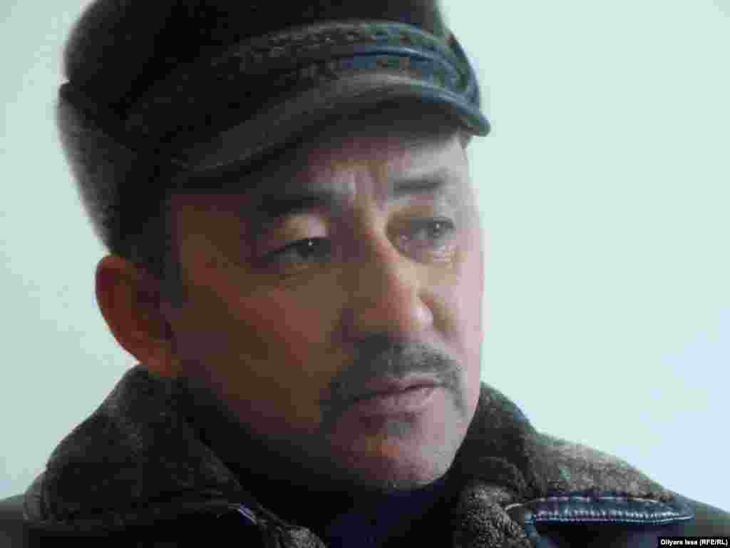 Абидулла Кусайынов, избранный жителями села Багыс "бием" (неформальным судьей), рассказывает, что на руках у жителей есть земельные акты и документы на недвижимость, однако дома не внесены в единую базу данных - в связи с тем, что ратификация границы не завершена.