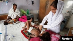 په لاهور کې یوه نرسه په شري اخته ماشوم معاینه کوي - انځور له ارشیفه. 