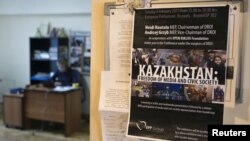 "Golos Respubliki" gazetiniň žurnalisti iş jaýynda işläp otyr. Almaty, 21-nji noýabr, 2012 ý.