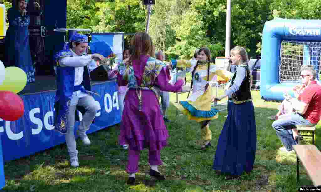 Җырдан биюгә күчәләр