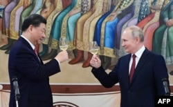 Președintele rus, Vladimir Putin, și președintele chinez, Xi Jinping, în timpul unei recepții după discuțiile lor la Kremlin, Moscova, 21 martie 2023.