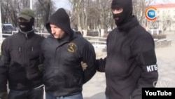 Кадр зь сюжэту тэлеканалу СТВ пра затрыманьне Сяргея Кунцэвіча.