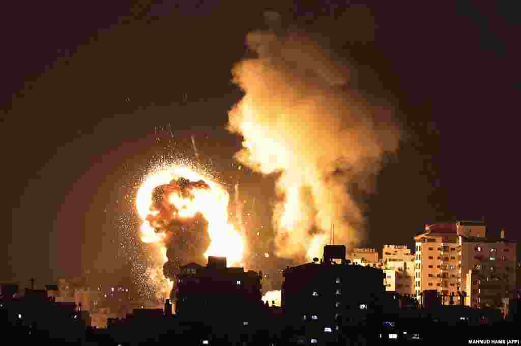 Полум'я від ударів ізраїльської авіації в секторі Газа, контрольованому палестинським ісламістським рухом Хамас, 10 травня 2021 року