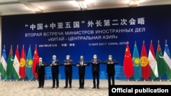 Борбор Азия менен Кытайдын тышкы иштер министрлери (солдон оңго): Абдулазиз Камилов (Өзбекстан), Сирожиддин Мухриддин (Тажикстан), Мухтар Тлеуберди (Казакстан), Ван И (Кытай), Руслан Казакбаев (Кыргызстан), Рашид Мередов (Түркмөнстан), Сиан шаары, 12-май 2021-жыл.