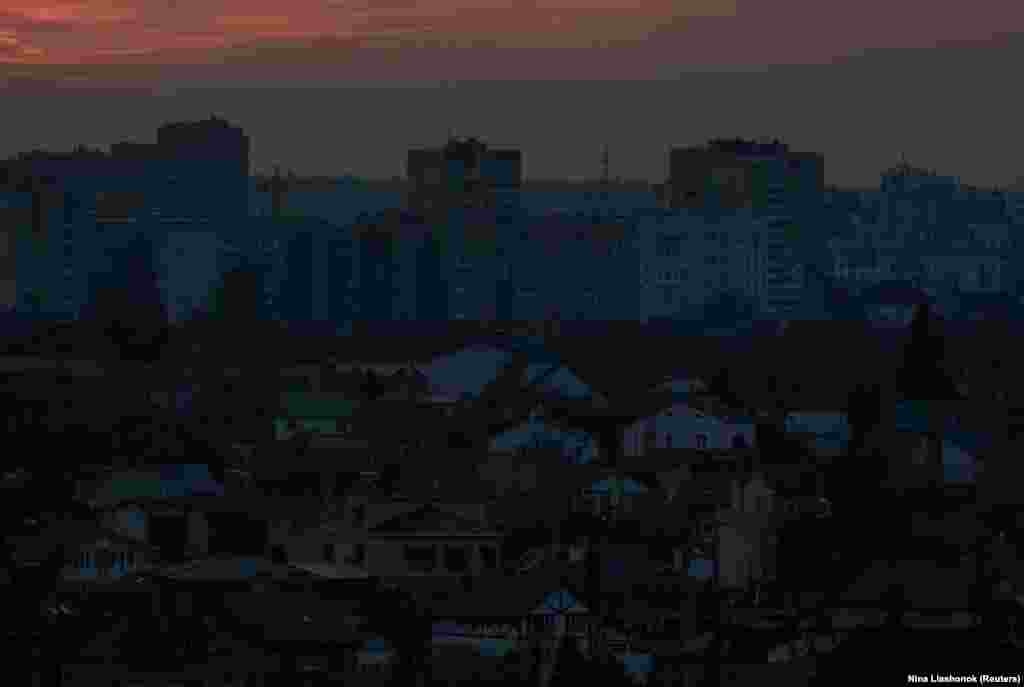 Керівництво РФ заперечує, що російська армія під час масштабної війни завдає цілеспрямованих ударів по цивільній інфраструктурі міст і сіл України, убиваючи цивільне населення і руйнуючи лікарні, школи, дитячі садочки, об’єкти енергетики та водозабезпечення. Влада України і міжнародні організації кваліфікують ці удари як воєнні злочини РФ і наголошують, що вони мають цілеспрямований характер