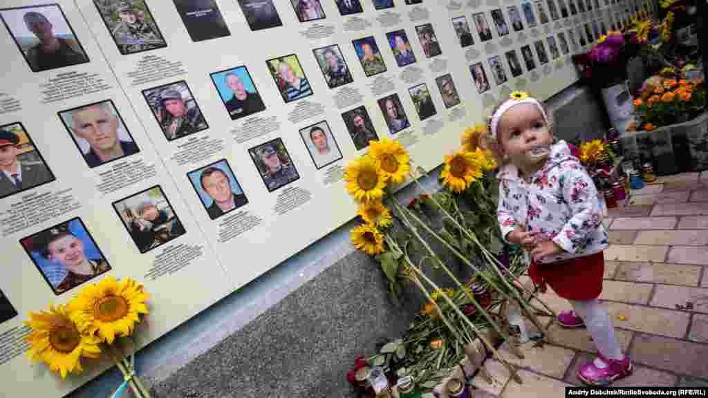 День пам&rsquo;яті загиблих за свободу України на Михайлівській площі у Києві. На фото &ndash;&nbsp; Ліза, сестра загиблого Георгія Тороповського з 40-го батальойону територіальної оборони &laquo;Кривбас&raquo;. Мати Георгія Тетяна після загибелі єдиного 18-річного сина наважилася на пізніх дітей і народила ще двох &ndash; хлопчика і дівчинку. Київ, 29 серпня 2018 року ПЕРЕГЛЯНЬТЕ ФОТОГАЛЕРЕЮ