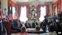 აშშ-ის ვიცე-პრეზიდენტმა, ჯეი დი ვენსმა 9 აგვისტოს ევროპის და უკრაინის მაღალჩინოსნებთან გამართა შეხვედრა ბრიტანეთის საგარეო საქმეთა მინისტრის რეზიდენციაში, ომის დასრულების გზების განსახილველად.