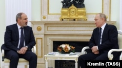 Ерменскиот премиер Никол Пашинијан и рускиот претседател Владимир Путин во Кремљ, Москва, 7 април 2021 година