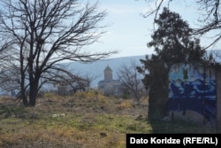 Слева видна церковь Святой Троицы, на территории находятся руины старых зданий