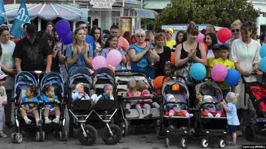 Kolonnanıñ yürüşi Lenin abidesi yanındaki meydanda yekünlendi