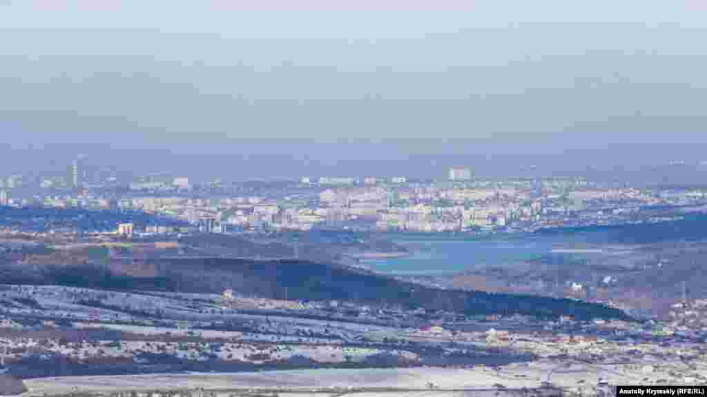 І навіть вимальовується Сімферополь &ndash; правда, тільки в об'єктиві фотокамери. Звідси він за 21 кілометр