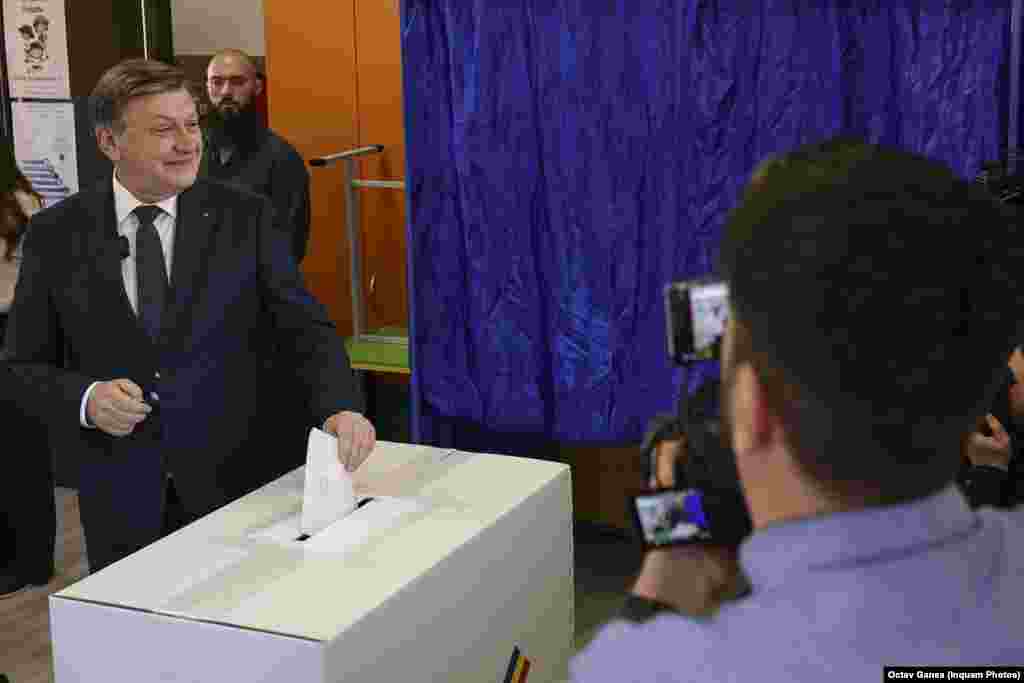 Crin Antonescu, candidatul PSD-PNL-UDMR, a votat la o secție de votare din municipiul București.„Este o zi foarte importantă. Mă bucur că după primele indicii avem atât în diaspora, cât şi pe teritoriul ţării, o prezenţă masivă, poate o prezenţă record. Acesta este un lucru extraordinar de important pentru legitimitatea acestor alegeri, pentru forţa morală a viitorului preşedinte. Mă bucură că românii ies la vot”, a spus Antonescu.