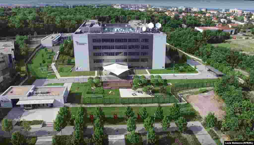 Праганың Һагибор районындагы бина, Азат Европа/Азатлык Радиосы анда 2009 елда күченә.