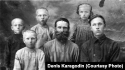 Степан Карагодин (в центре) в окружении членов семьи.