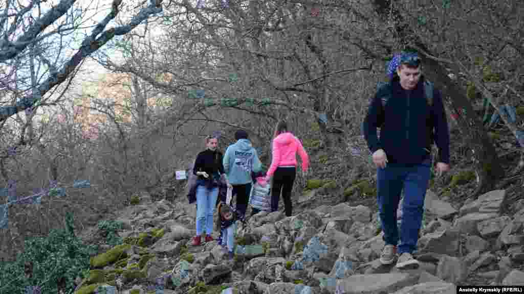 На кам'янистій ділянці екскурсійної стежки