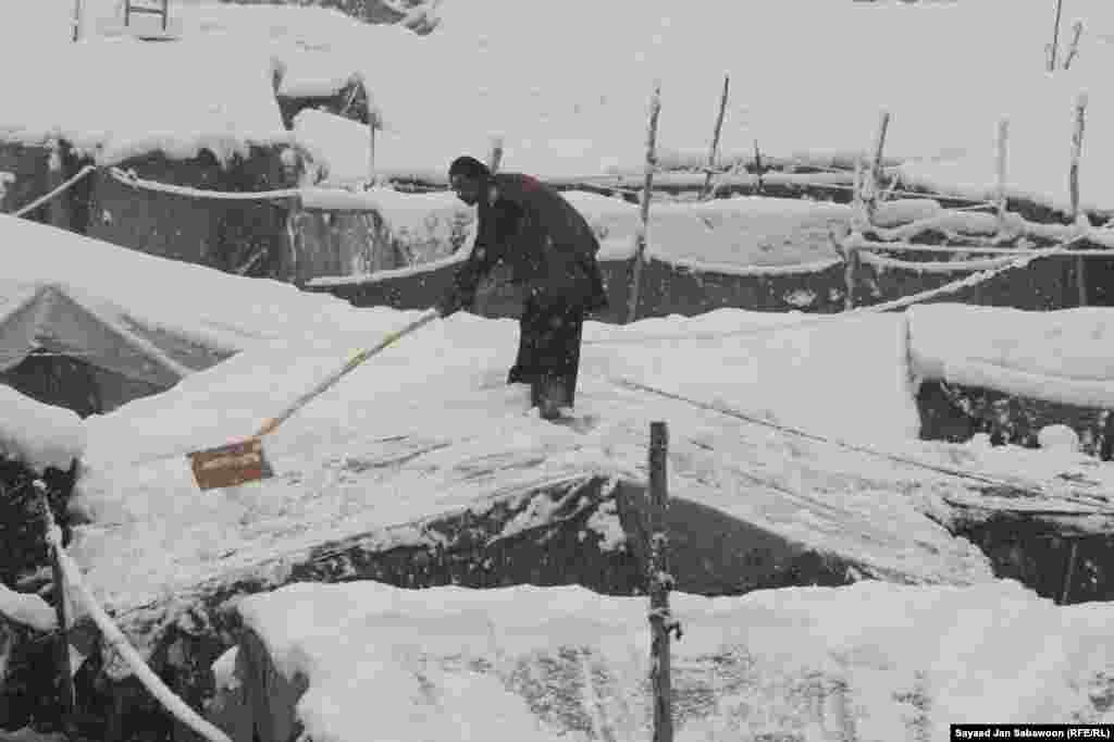 Афганистан. Жители с трудом расчищают свои дома от снега. 