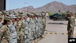 Membri ai Gărzii Naționale din Arizona ascultă instrucțiuni, la Rezervația militară Papago Park din Phoenix, 9 aprilie 2018. În timpul primului mandat, Donald Trump a ordonat combaterea traficul de droguri și imigrația ilegală.