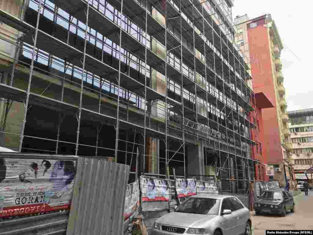 Зградата се простира речиси на целата улица 8 ударна бригада.&nbsp;