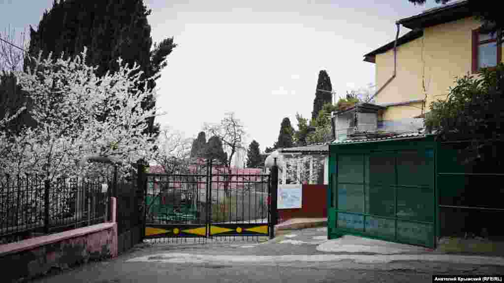 Evge &laquo;Livadiya&raquo; işhanesiniñ kiriş qapısı ile memuriy bina qavuşa